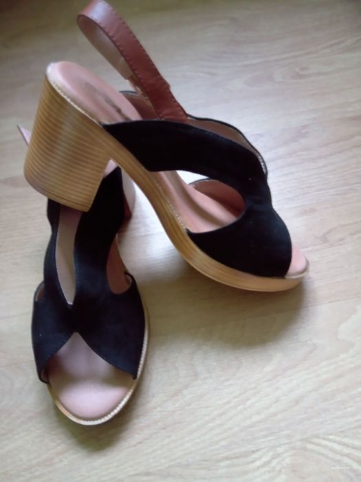 Vând sandale de plaja si saboti decupați negri