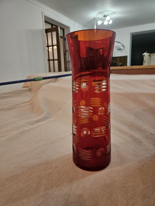 Рубиновая ваза из красного стекла