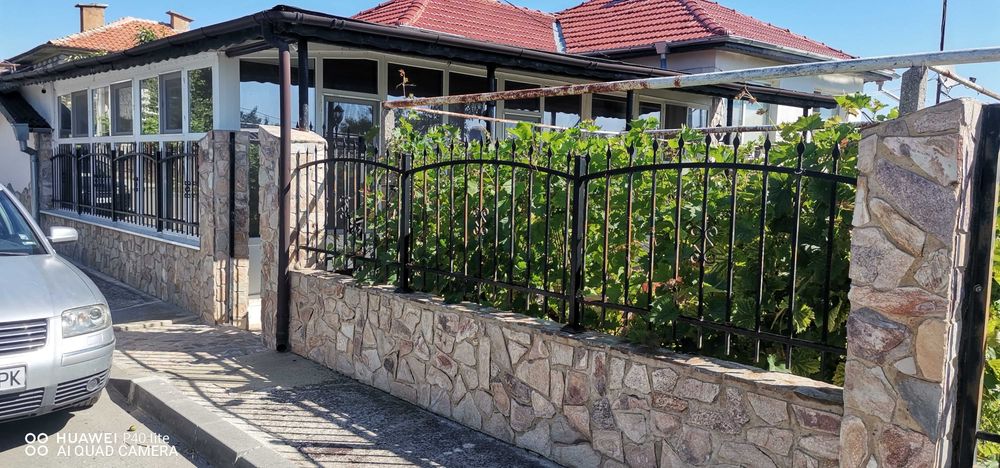 Собственик продава къща, цена 190000 евро.