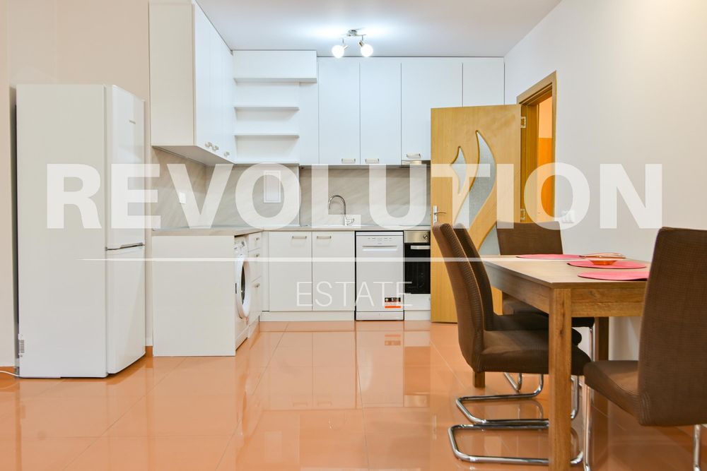 Дава се под наем Двустаен апартамент в София, Център - 65 кв.м за 825 € - Снимка #2