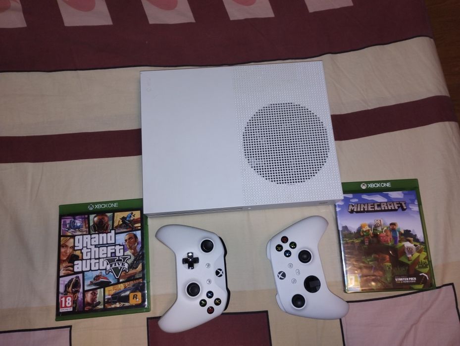 Xbox One S  cu 2 controllere