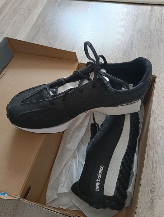 New Balance 327.