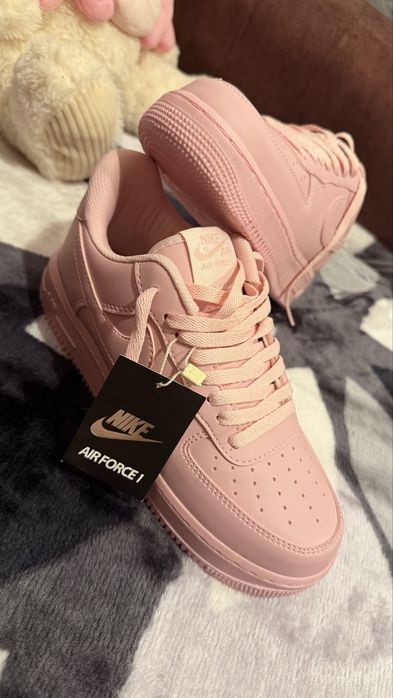 Adidasi Nike roz pudrat
