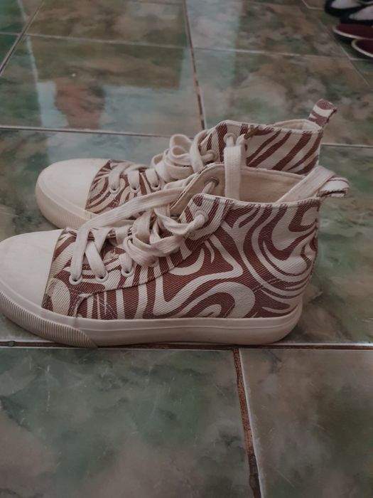 Vând adidasi sinsay