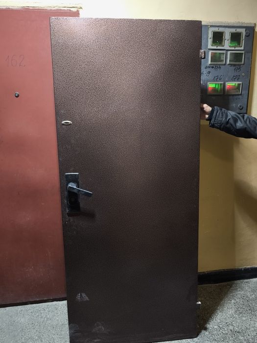 Входна метална врата със каса