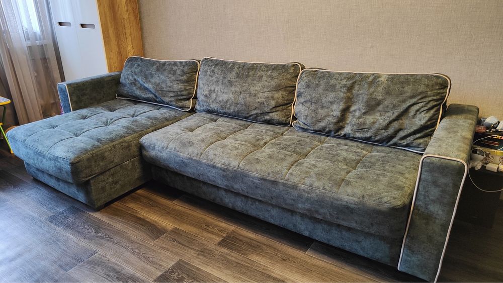 Диван изумрудного цвета