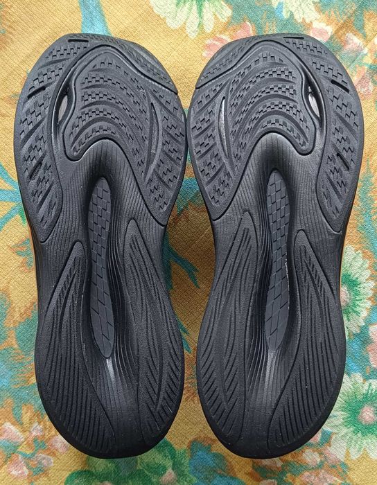 Маратонки NEW BALANCE FuelCell Propel v4 размер 44 и NEW BALANCE Evoz v3 размер 43. Нови.