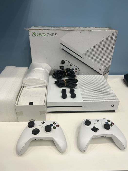 Продается Xbox One S 1ТБ