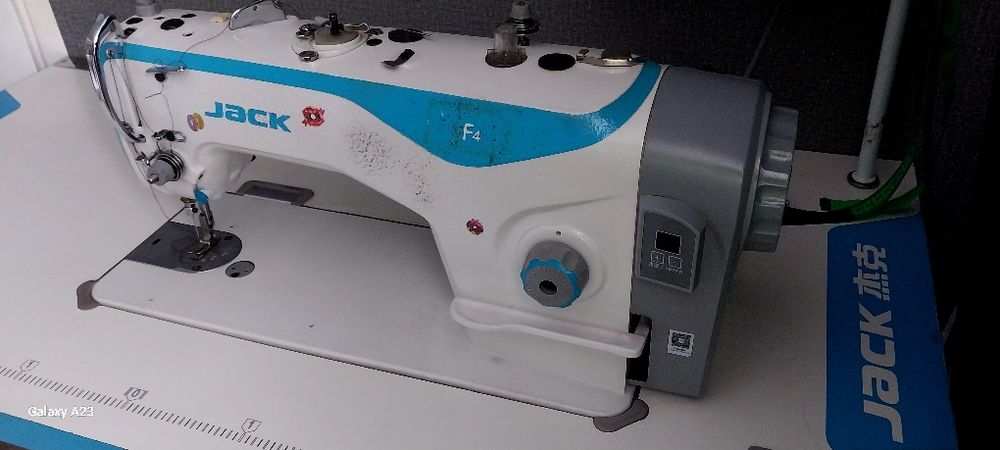 Срочно!Продам швейную машинку