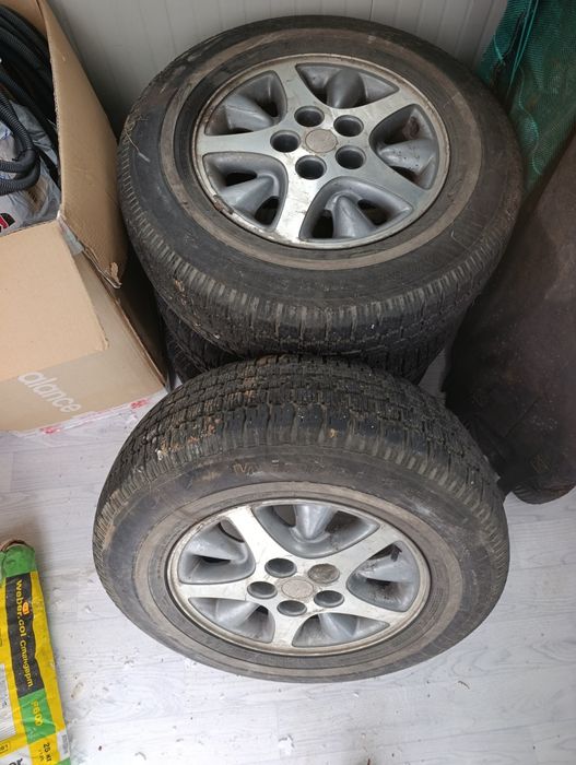Зимни гуми за  джип или ван  с джанти 4бр- 215/70/15 Goodrich WinterSl