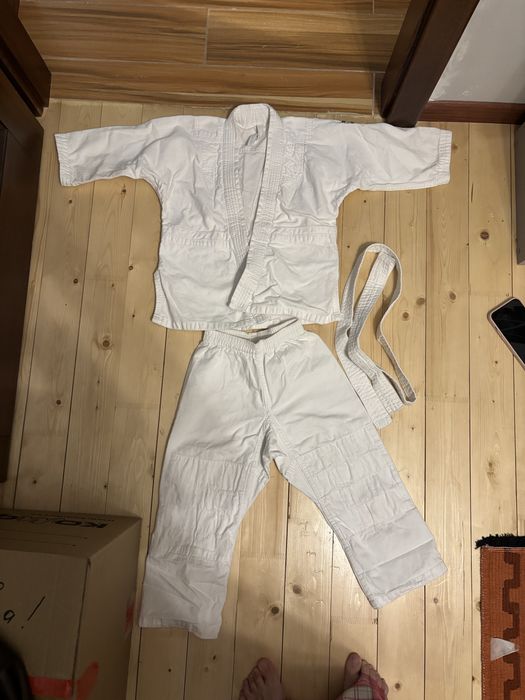 Кимоно и шлем каратэ для ребенка 6-7 лет