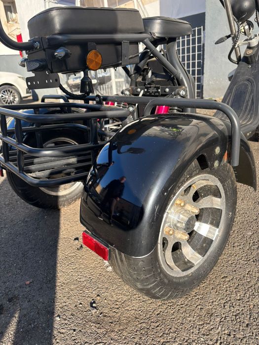 Vând scuter electric cu 3 roți