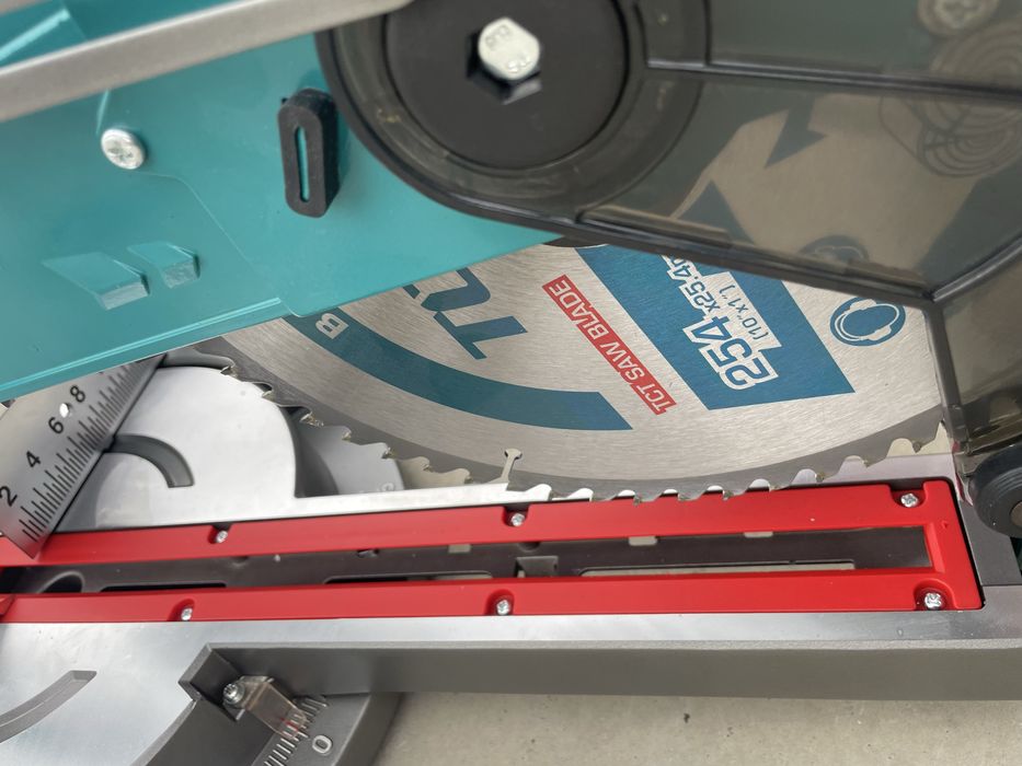 Fierastrau circular stationar TOTAL, 1800W 255mm