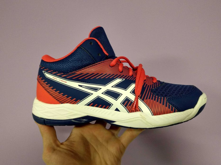 Нови детски Asics 39 номер