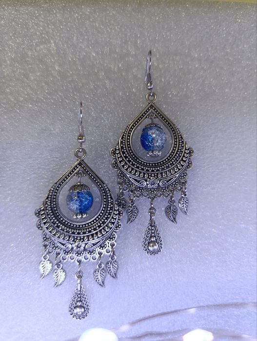 Создаю Красоту , подчеркивающую женственность .