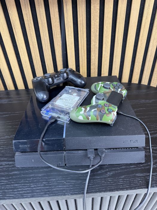 Vând PS4 Modat, 2 Controllere