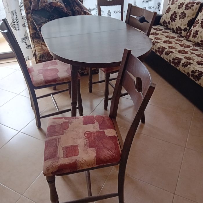 Продавам кухненска разтегателна маса и столове.