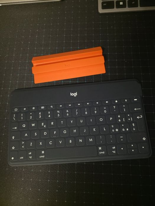 Vând tastatură wireless Logitech Keys-To-Go, extrem de subțire