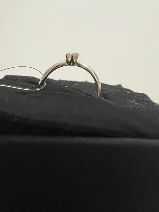 Золотое кольцо с бриллиантом