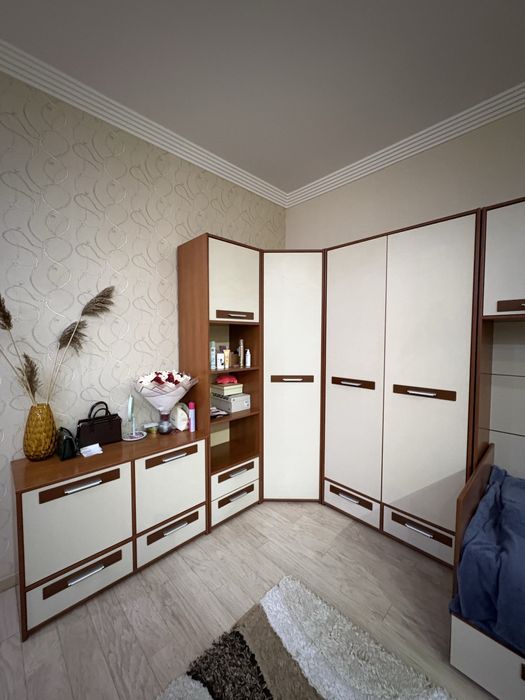 Продаю гарнитур, шкафы, стол