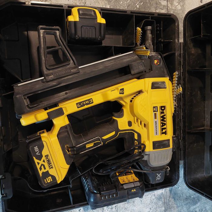 Ciocan Dewalt,aproape nou