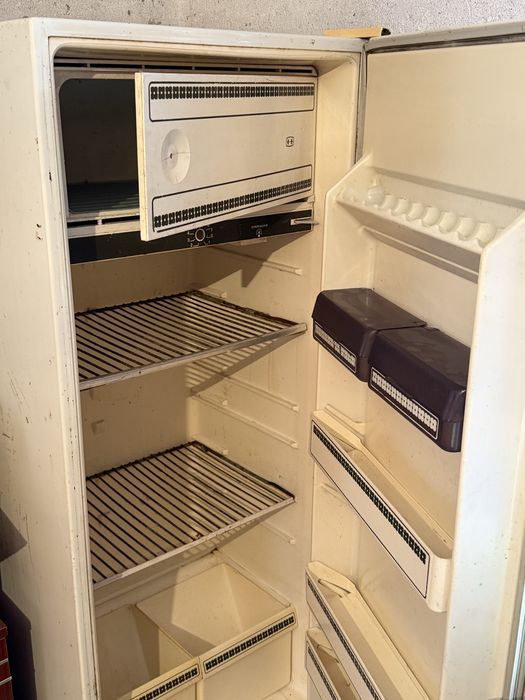 Продам холодильник 15 тыс тг отлично морозит