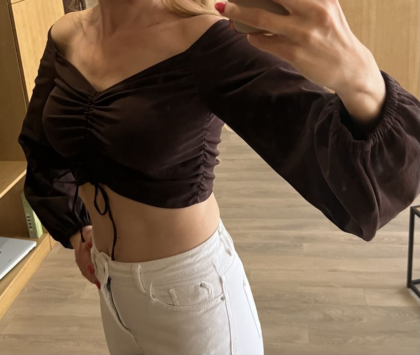 Еластичен къс топ с набори от Zara