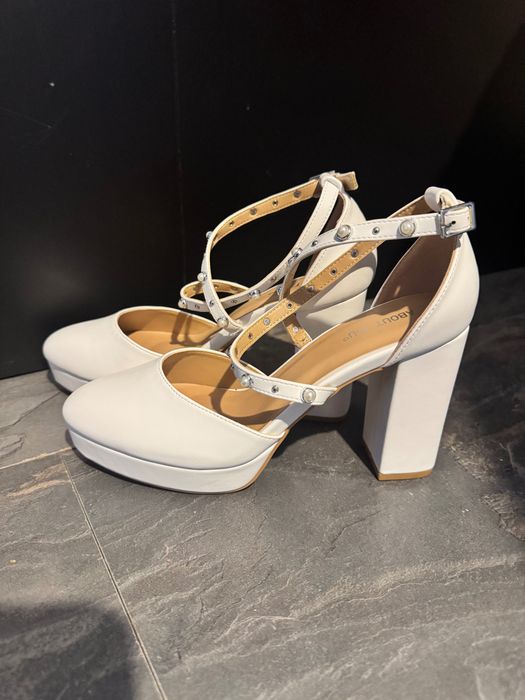 Официални бели обувки