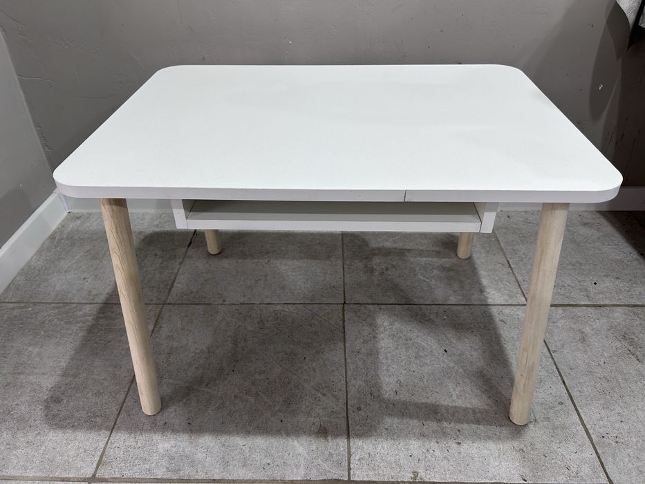 Детский стол и два стула