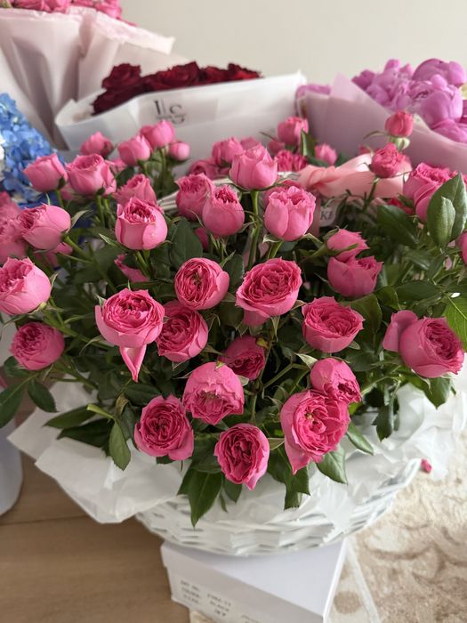 Кустовые розы в корзине