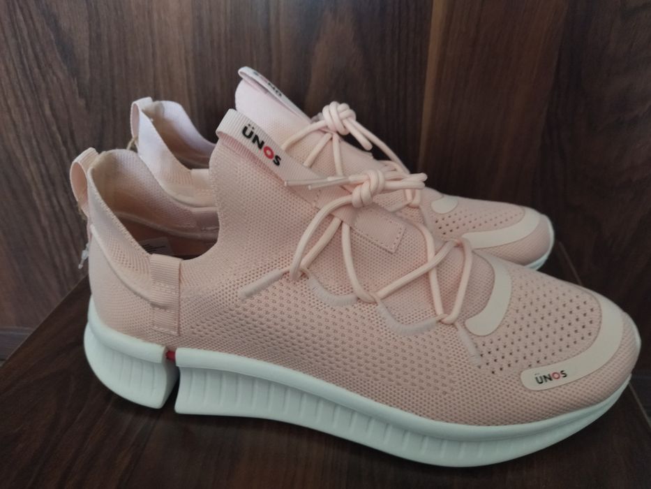 Продаются женские кроссовки