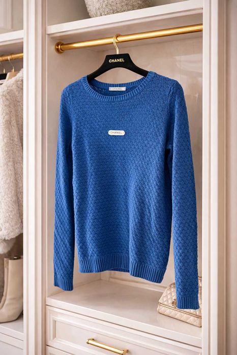 chanel син пуловер фина плетка със сребърно лого на шанел като нова