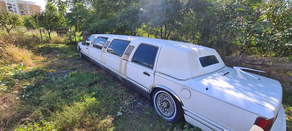 Lincoln Town Car Limousine