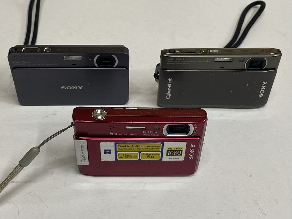 Aparate foto compacte Slim Sony CyberShot,carcasa metalica