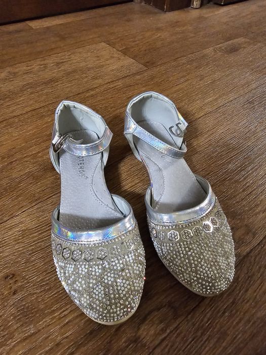 Продам детские туфли