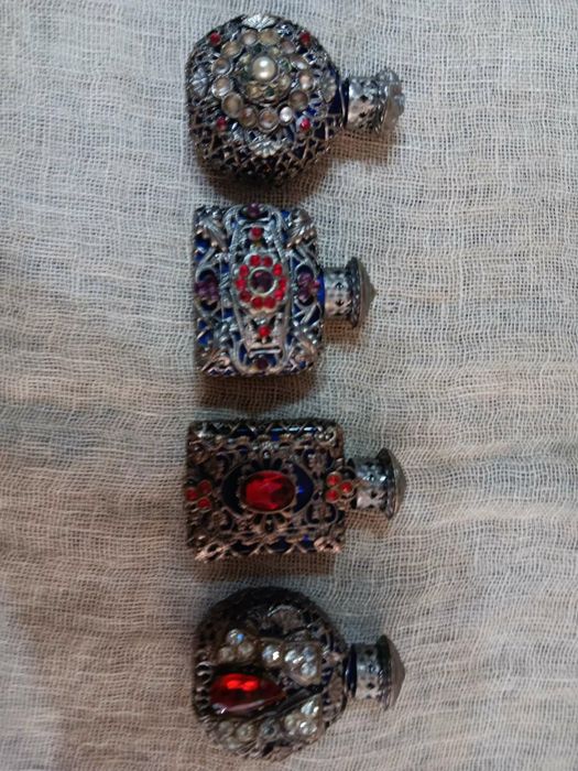 Два лота от малки шишенца с парфюм