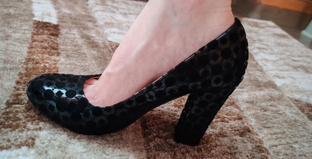 Vând pantofi cu toc