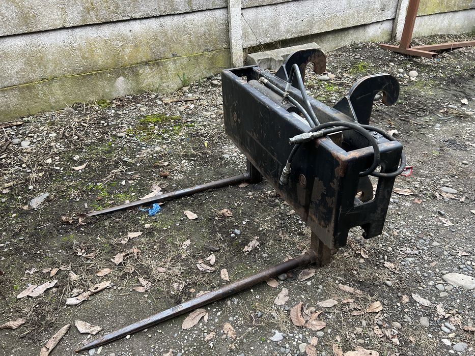 Komat’su PW160  Caterpillar TH360B