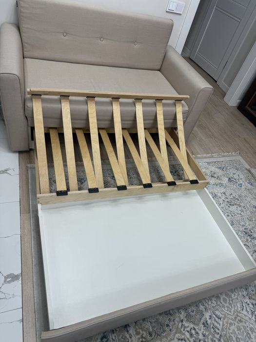 Продам компактный раскладывающийся диван