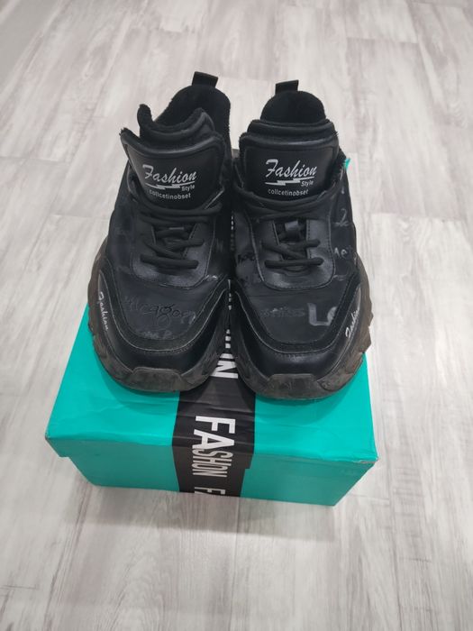 Продам красовки женские