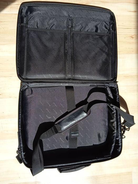 Laptop Toshiba satellite   + geanta targus bussines in stare perfecta  30 de bucati