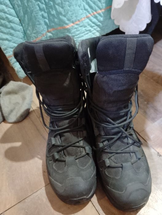 Vând bocanci  marca Salomon,noi mărimea 43,pantofi din pieie făcuți in ROM,Nr 42 și 43, preț bocanci 600 Ron ,preț pantofi 180 Ron perechea