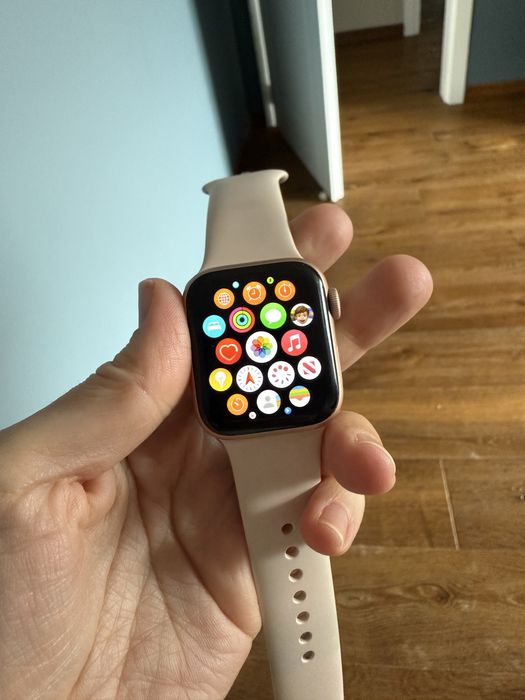 Часовник  apple watch 5 - 40 mm Алуминий Златно