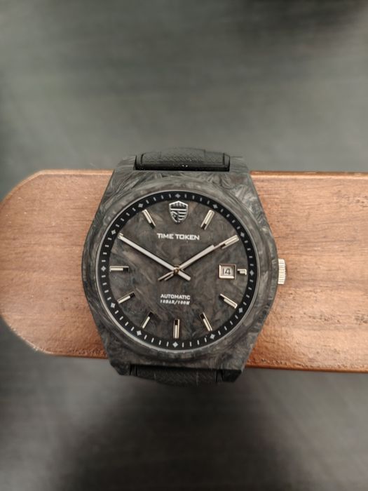 Ceas Time Token, fibra de carbon infuzata cu fosfor.