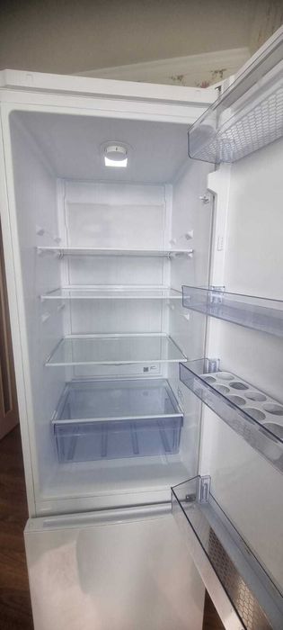 Продам холодильник BEKO RCSK335M20W