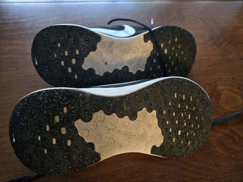 Маратонки Nike Revolution