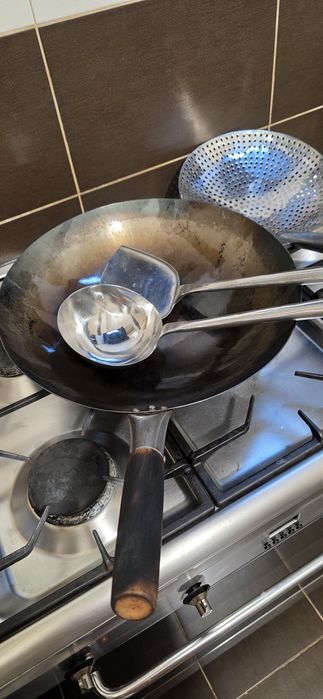 Vând wok din oțel carbon, împreună cu ustensilele din poză