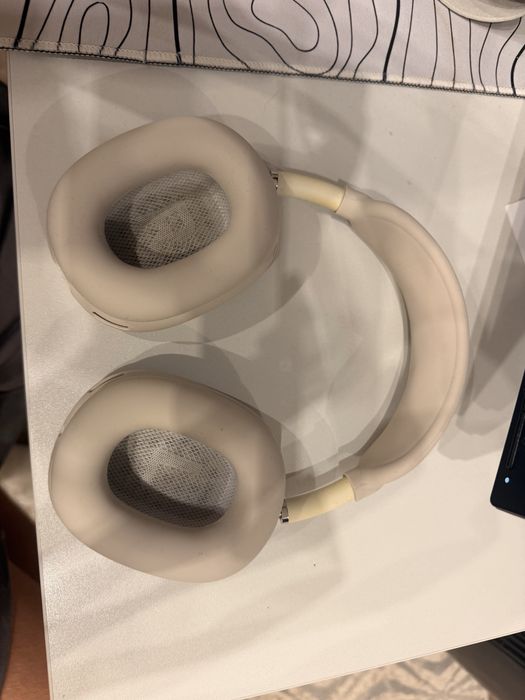 airpods max silver cu husa beige