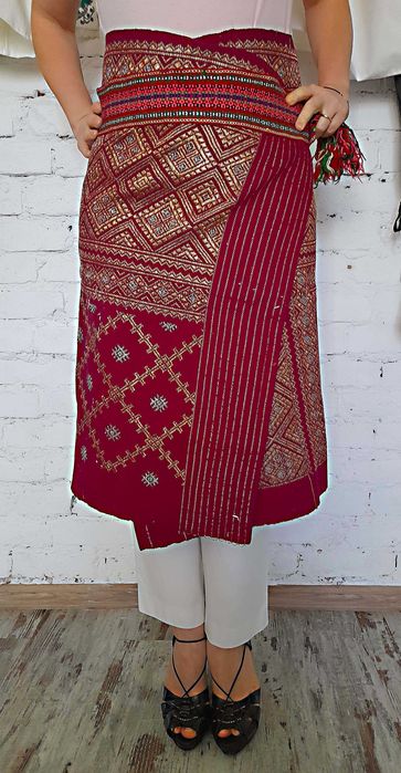 Fota lucrata manual vehe de 100 de ani cu fir metalic.