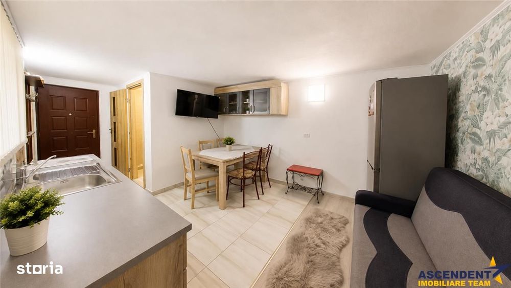 Corp de casa cu 2 imobile, intrari separate, pod si beci generos, Cent